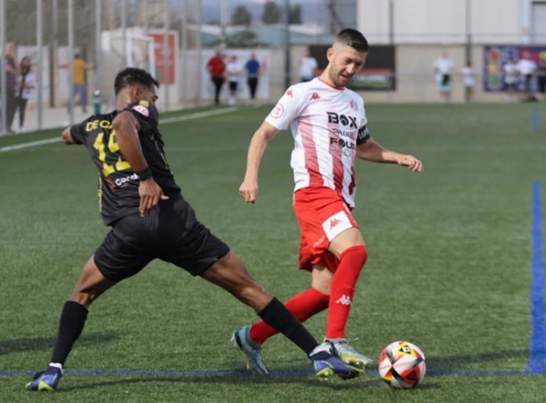 Fran Machado intenta llevarse el balón (JOSÉ ANDRÉS FERNÁNDEZ)