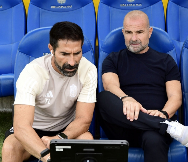 Paco López junto a su hermano en el banquillo visitante del estadio `Gran Canaria` (LOF)