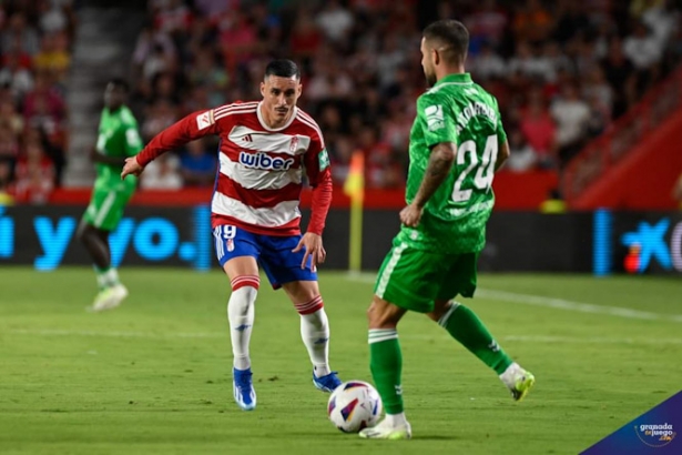 José Callejón presiona a Aitor Ruibal (JOSÉ M. BALDOMERO)