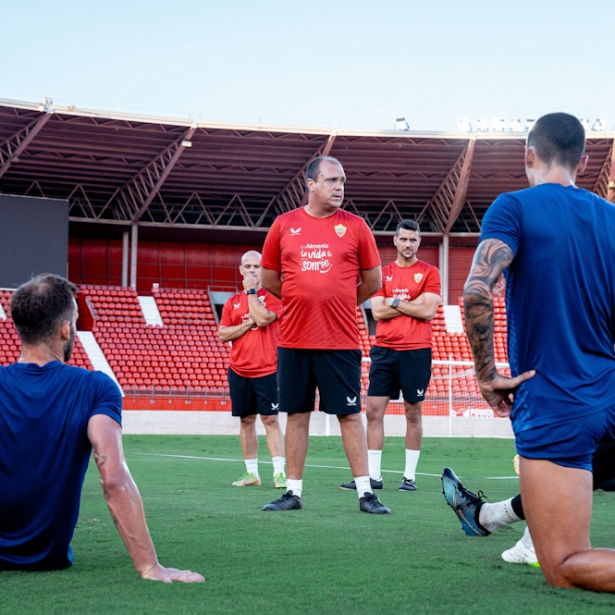 Alberto Lasarte dirige el entrenamiento (UD ALMERÍA)