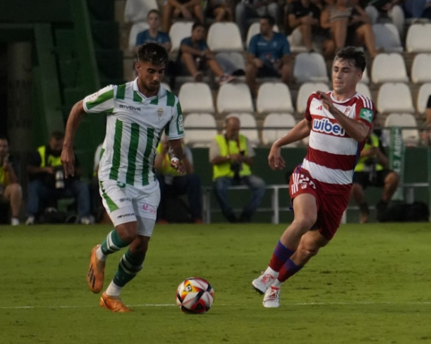 Clavijo persigue a un jugador del Córdoba CF (GRANADA CF)