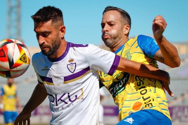 Peri presiona aun jugador del Real Jaén (DAVID TORRES)