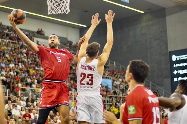 Kwan Cheatham intenta anotar ante Sergi Martínez (JOSÉ VELASCO)