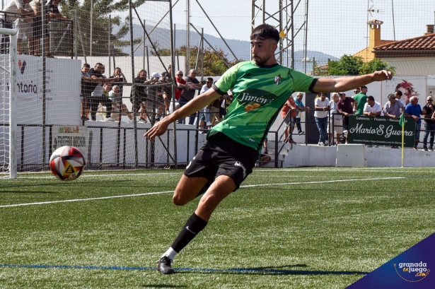 El CD Huétor Vega juega este domingo en el campo del CD Torreperogil (JOSÉ M. BALDOMERO)