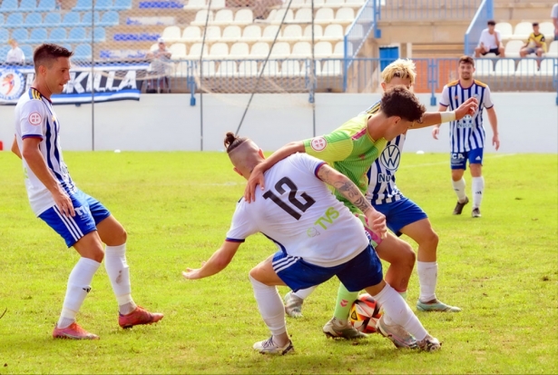 Migue Cobo pelea por el balón (SEMANARIO MUCHO DEPORTE) 