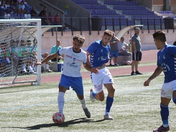 Miguele conduce el balón durante el partido con el Alhaurino (MIGUEL JÁIMEZ)
