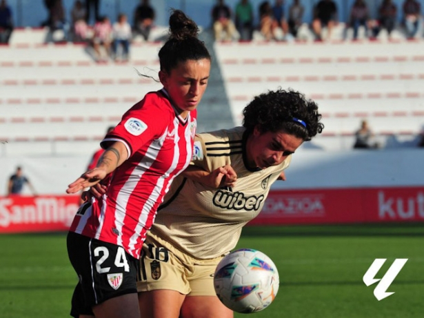 Nerea Vicente pelea por el balón (LALIGA)