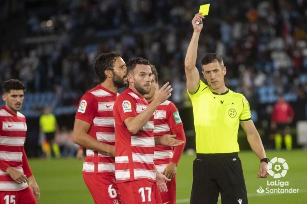 Soto Grado arbitrando al Granada en un partido anterior (LALIGA)