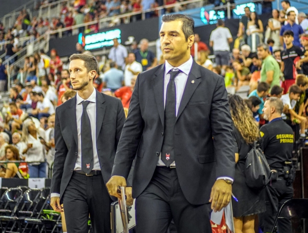 Pablo Pin, en primer plano, en el encuentro de la pasada jornada ante Basquet Girona (JOSÉ VELASCO)