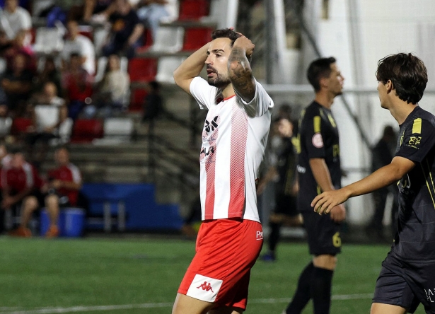 Un jugador del Arenas lamenta una ocasión fallada ante el Real Jaén (JOSÉ ANDRÉS FERNÁNDEZ)