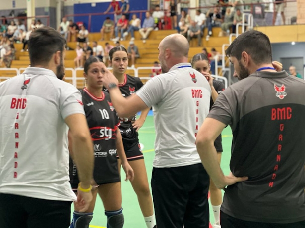 Pablo Perea da instrucciones durante un tiempo muerto (BM CIUDAD DE GRANADA)