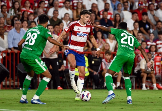 Lucas Boyé tiene un puesto fijo en el once del Granada CF (JOSÉ M. BALDOMERO)