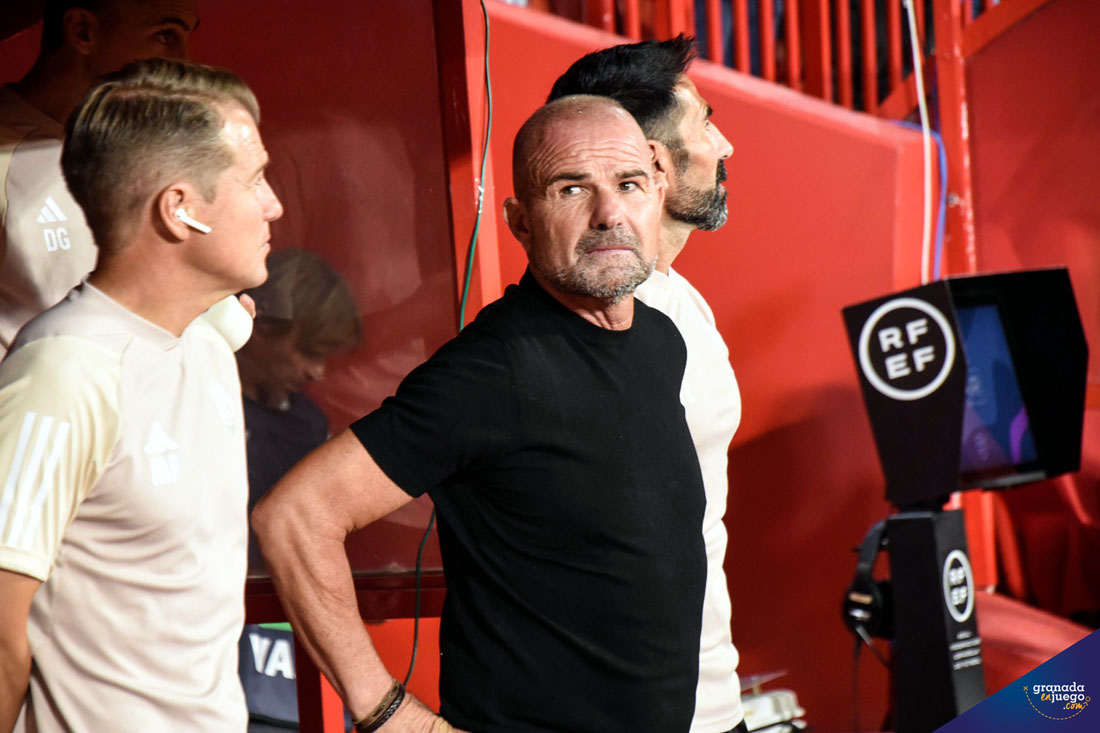 Paco López, entrenador del Granada CF, junto al banquillo antes de comenzar el encuentro (JOSÉ M. BALDOMERO) Paco López, entrenador del Granada CF, junto al banquillo antes de comenzar el encuentro (JOSÉ M. BALDOMERO)