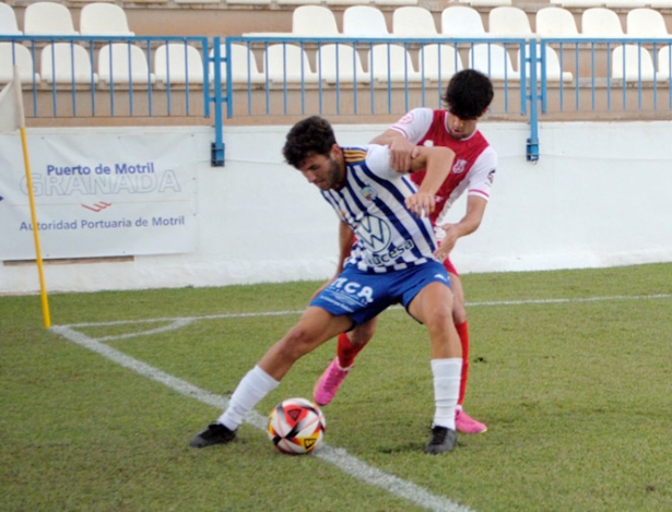 El local Linares y el visitante Curro en un lance del juego (SEMANARIO MUCHO DEPORTE)