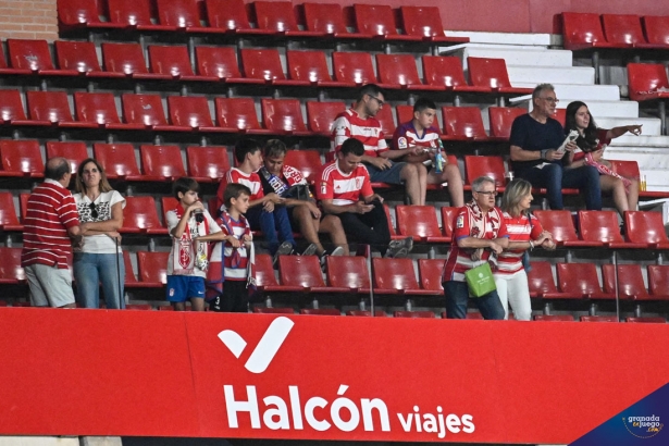Los abonados del Granada CF tardaron más de lo esperado en entrar al estadio (JOSÉ M. BALDOMERO)