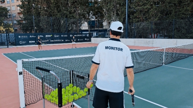 Clases de tenis en la pista remodelada (UGR)