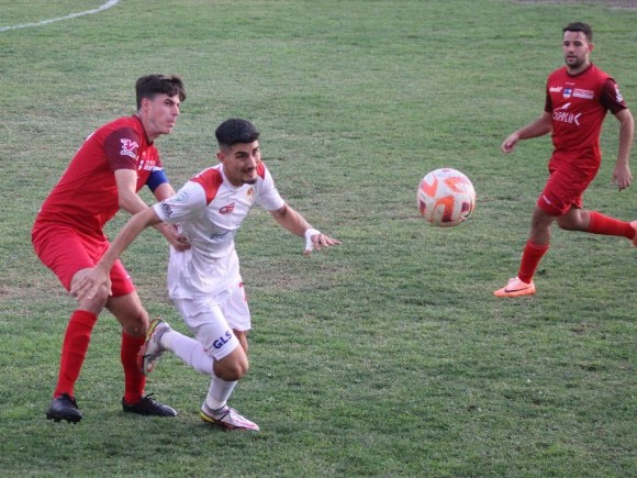 Un jugador del Martos intenta marcharse del marcaje de Fabio Muñoz (PACO CASTILLO)