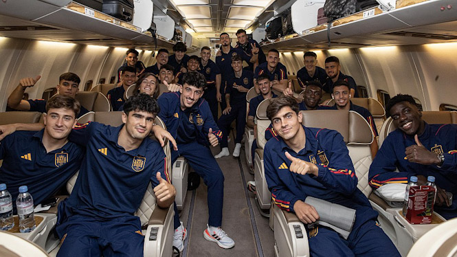 La selección española Sub21, con Álvaro Fernández Carreras, en el avión antes de partido de viaje (RFEF) La selección española Sub21, con Álvaro Fernández Carreras, en el avión antes de partido de viaje (RFEF)