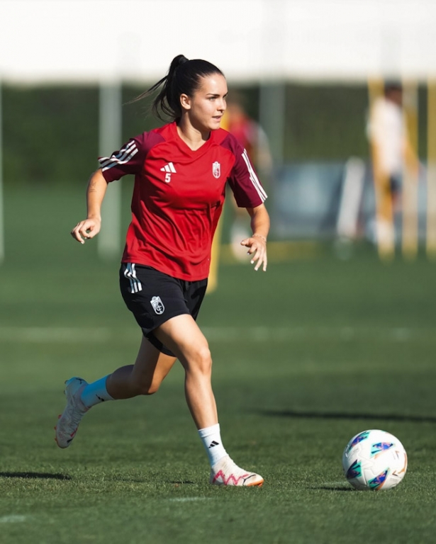 Ari Mingueza durante el entrenamiento (GRANADA CF FEMENINO)