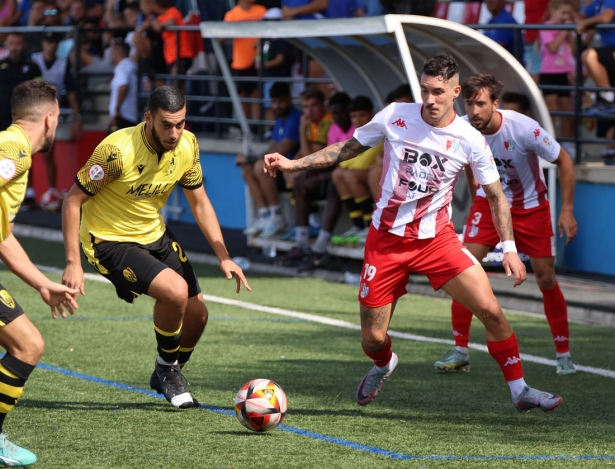 Isra Peláez en una jugada del partido ante el Atlético Melilla (JOSÉ ANDRÉS FERNÁNDEZ) 