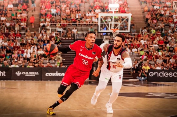 Joe Thomasson en el partido ante Baskonia (DAVID TORRES)