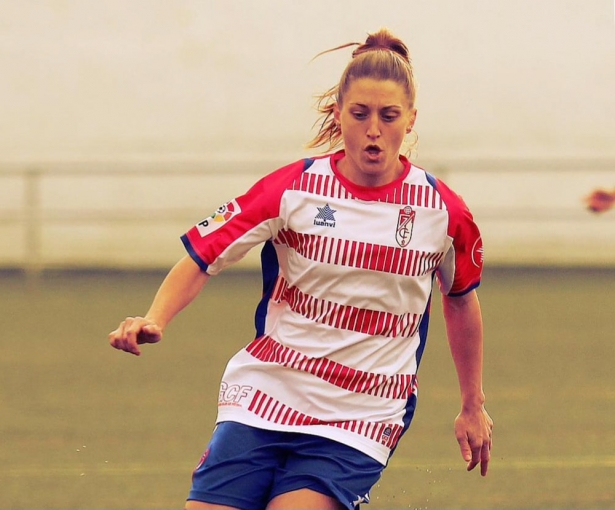 Thais García con la camiseta del Granada CF Femenino 