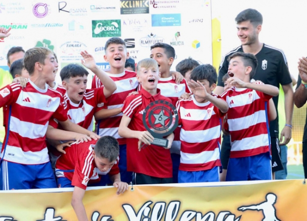 Los alevines del Granada CF reciben el trofeo (JOSÉ ANDRÉS FERNÁNDEZ)