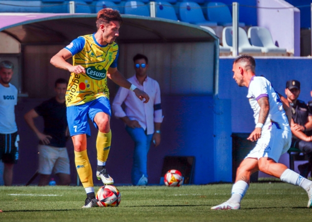 El CD Huétor Tájar juega este sábado en el campo del Atlético Melilla (DAVID TORRES)