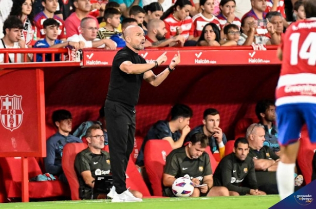 Paco López durante el partido ante el FC Barcelona (JOSÉ M. BALDOMERO)