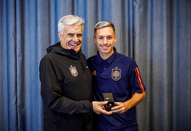 El presidente de la RFEF, Pedro Rocha, entrega un obsequio a Bryan Zaragoza por su debut (RFEF)