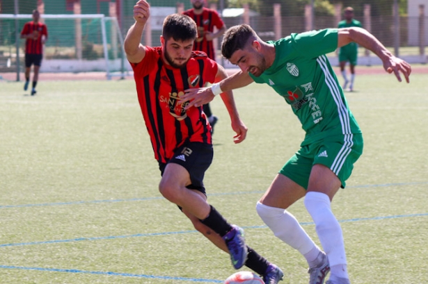 Marcos Toro pelea por el balón (CRISTIAN FERNÁNDEZ) 