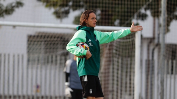 David Tenorio durenta un entrenamiento con el que ya es su ex equipo (CD BADAJOZ)