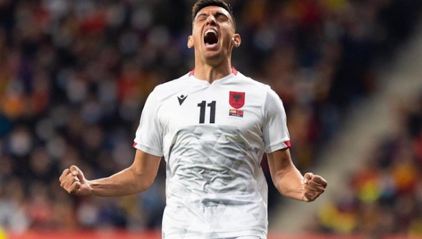 Uzuni celebra un gol con la selección albana FSHF)