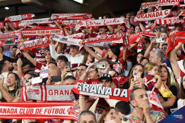 Aficionados del Granada CF en el partido ante el FC Barcelona (JOSÉ M. BALDOMERO)