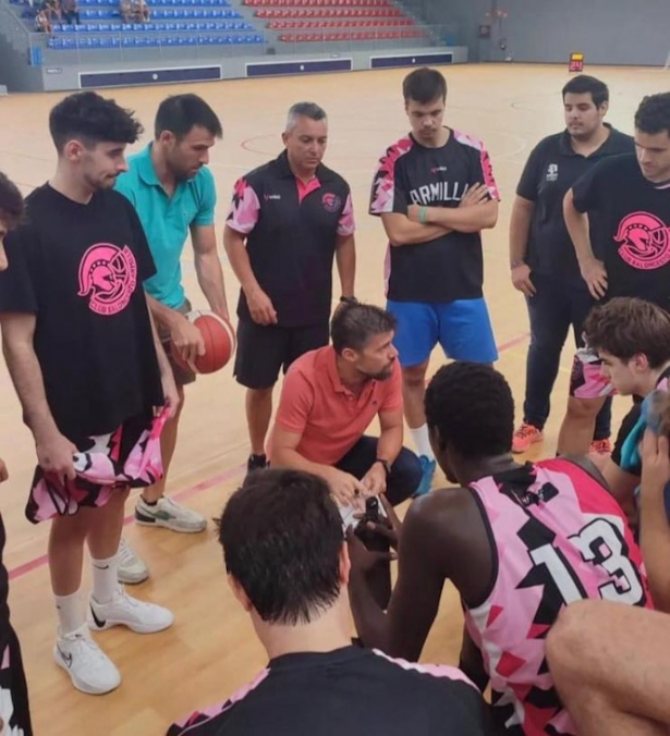 Nico Megías da instrucciones durante un tiempo muerto (CB ARMILLA)