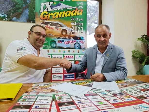 Arturo Pleguezuelos y Francisco Abril tras la firma del convenio (RALLY CIUDAD DE GRANADA)