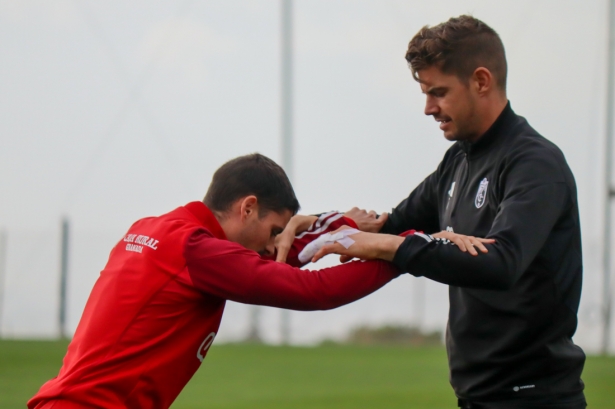 Raúl Fernández, que será baja, en el entrenamiento de ayer junto a Sergio Ruiz (CRISTIAN FERNÁNDEZ)