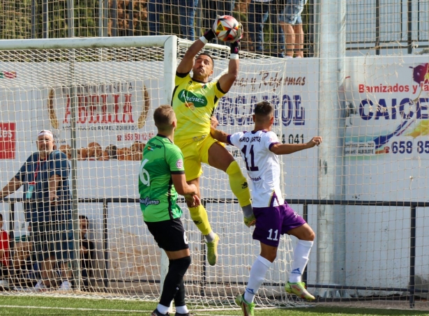 Jorge Sánchez, portero del CD Huétor Vega, en una jugada ante el Real Jaén (JOSÉ M. BALDOMERO)