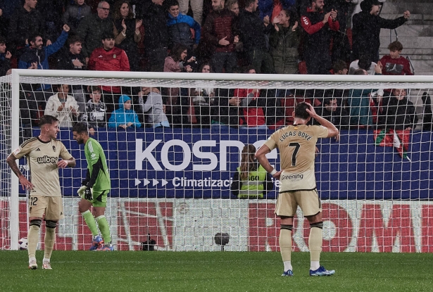 La defensa del Granada CF tras encajar el primer tanto en `El Sadar` (LOF)