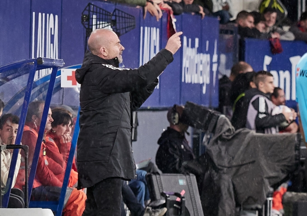 Paco López, técnico del Granada CF, durante un momento del encuentro ante Osasuna (LOF)