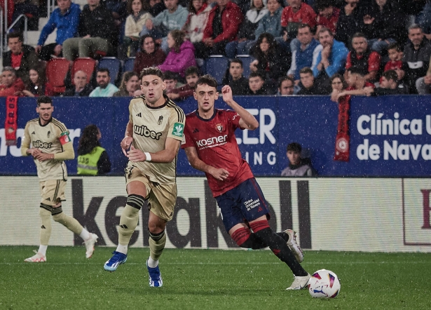 Una acción del partido del Granada CF ante Osasuna (LOF)