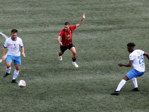 Javi del Moral controla el balón ante un jugador local y Eric Same (PACO CASTILLO)