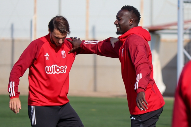 Famara, sonriente, junto a Ignasi Miquel en el entrenamiento de este martes (CRISTIAN FERNÁNDEZ)