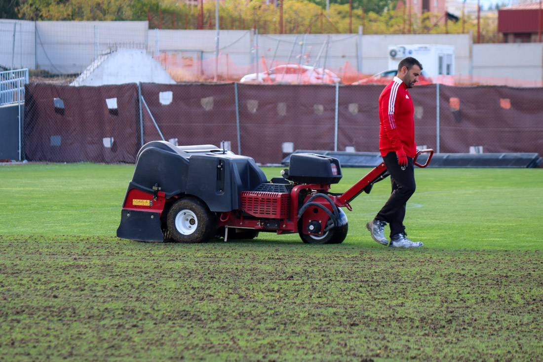 Un operario del Granada CF trabaja en las labores de resiembra del campo número 2 (CRISTIAN FERNÁNDEZ) Un operario del Granada CF trabaja en las labores de resiembra del campo número 2 (CRISTIAN FERNÁNDEZ)