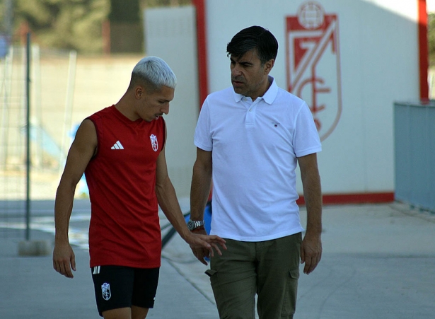Nico Rodríguez en una charla con Bryan Zaragoza en la Ciudad Deportiva (J. PALMA)