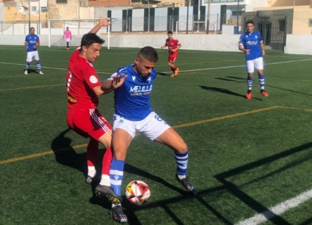 Joan Grasa pelea por el balón (EL FARO DE MELILLA)