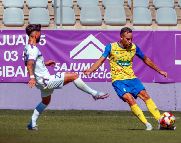 El CD Huétor Tájar se desplaza este domingo al campo de la UD Torre del Mar (DAVID TORRES)