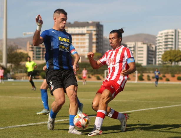 Velázquez pelea por el balón (UD ALMERÍA)