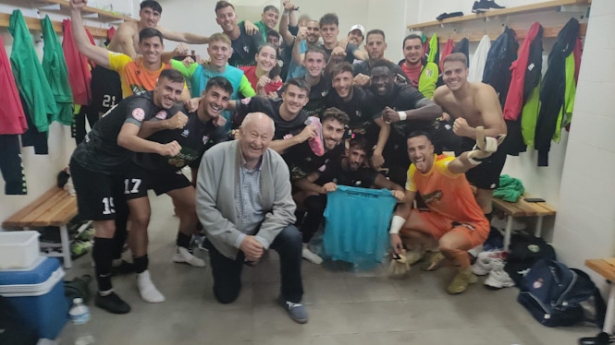 El Huétor Vega celebra la victoria conseguida ante el Atlético Mancha Real (CD HUÉTOR VEGA)