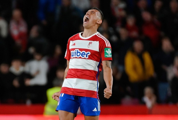 Uzuni celebra el segundo tanto de su equipo (JOSÉ M. BALDOMERO)